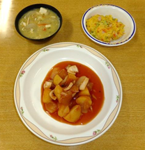 いかとポテトのチリソース、かぼちゃサラダ、中華風コーンスープ