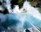 鉄輪温泉の海地獄です。鶴見岳の爆発によりできた熱湯の池です。池の色が海の色に見えることから、「海地獄」という名が付いたと言われています。