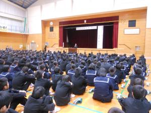 講演に聴き入る高田中学校の生徒たち