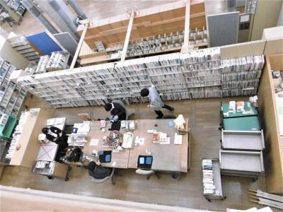 県立図書館で返却書籍の拭き上げ