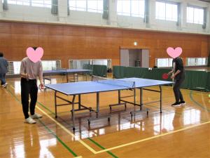 デイケアの体育館で卓球をしています
