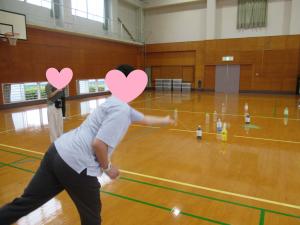 デイケアの体育館でモルックという競技をしています