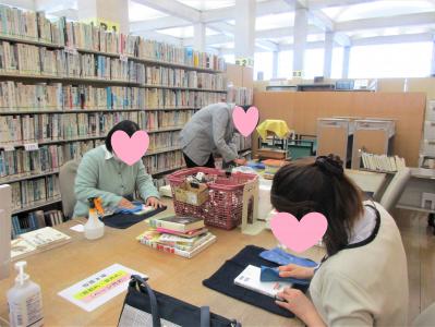 外出プログラムで県立図書館に伺いました