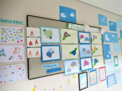 絵画クラブの作品を廊下に展示しています