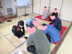デイケアのプログラムで茶道をしています