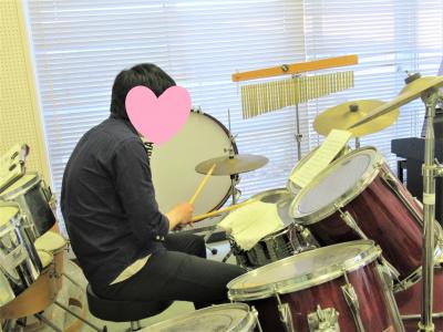 デイケアの音楽室でドラム演奏をしています