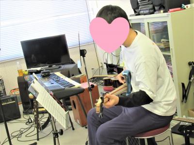 デイケアの音楽室でベースの演奏をしています