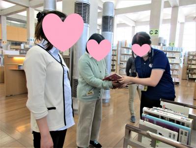 外出プログラムで県立図書館に伺いました