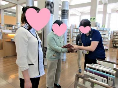 外出プログラムの県立図書館で配本作業を体験しました