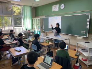 景観副読本を用いた授業を受ける児童