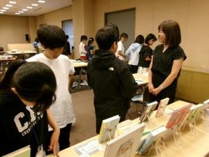 見本のPOPを見てイメージを膨らませる様子