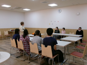 茶道体験で道具の使い方を教えてもらっている様子