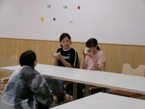 お抹茶を味わっている様子