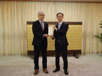 義援金贈呈の様子