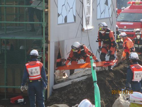 ２日目（１１月１０日）　座屈倒壊中高層建物救出訓練の様子　　【土砂埋没者の救出訓練】