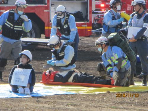 ２日目（１１月１０日）　座屈倒壊中高層建物救出訓練の様子　　【救出後のトリアージ訓練】